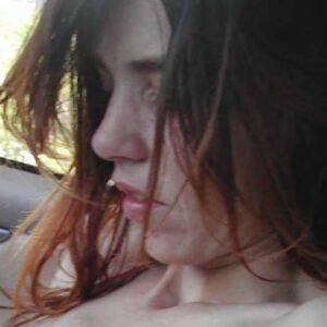 Femme Aubagne plan cul reservee silhouette fine levres roses piercing