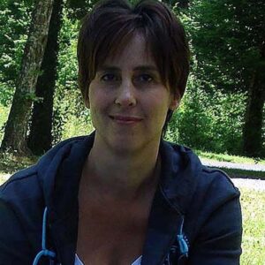 Femme Bressuire seins volumineux decollete profond