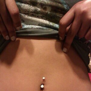 Femme a Amiens avec piercing au nombril ventre lisse et