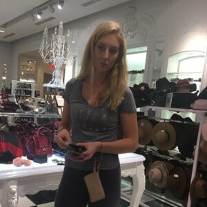 Femme a Bobigny blonde longiligne aux courbes devoilees decollete marque