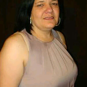 Femme a Sarreguemines poitrine genereuse sous robe grise plissee peau