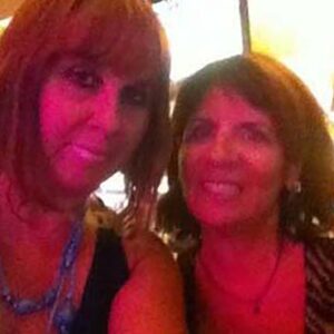 Femme a Thiers poitrine genereuse et levres pulpeuses souriantes cheveux