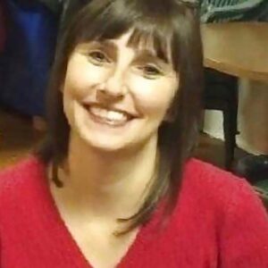 Femme a Vichy en pull rouge decollete seins visibles et