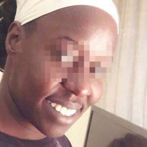 Femme a peau foncee seins genereux et sourire coquin a