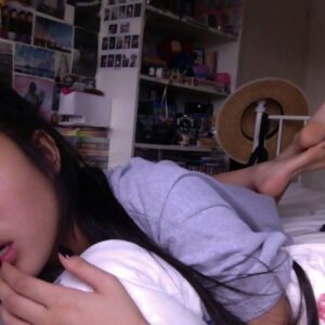 Femme asiatique fine seins nus et jambes nues en plan