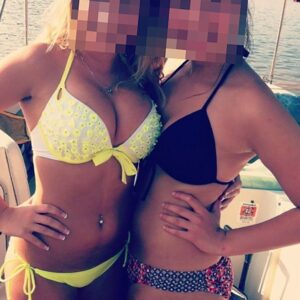 Femme athletique a poitrine genereuse et taille fine a Vichy