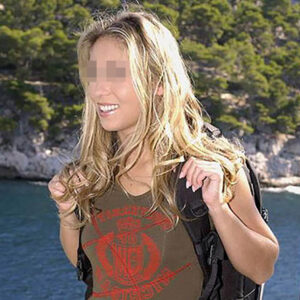 Femme blonde Coutances seins genereux sous t shirt vert allure sexy