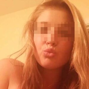 Femme blonde Montreuil tres belle poitrine nue levres pincees pour