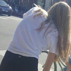 Femme blonde a Rosny sous Bois silhouette athletique seins pleins jambes longues