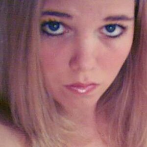 Femme blonde a Vierzon yeux bleus levres pulpeuses regard direct