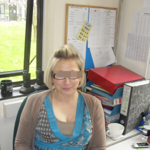 Femme blonde aux seins genereux a Vierzon bandeau noir et