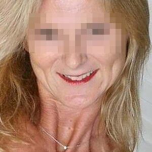 Femme blonde cheveux longs sourire rouge plan q Amiens silhouette