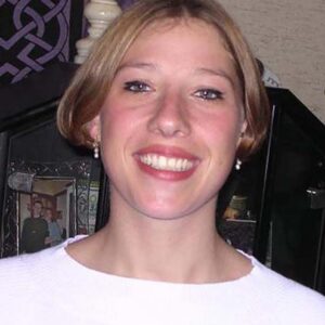 Femme blonde decollete Soissons poitrine ferme et peau lisse