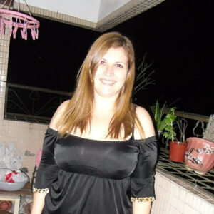 Femme blonde pulpeuse poitrine genereuse Vitre