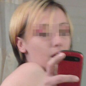 Femme blonde seins voluptueux Dieppe bouche entrouverte et langue visible