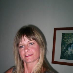 Femme blonde souriante avec decollete profond a Sarreguemines poitrine proeminente