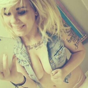 Femme blonde tatouee poitrine genereuse Montreuil