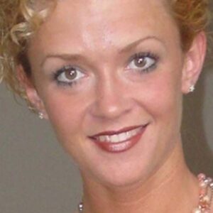 Femme blonde yeux noisette plancul Amiens silhouette feminine courbes delicates