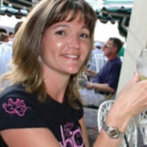 Femme brune aux seins genereux a Narbonne