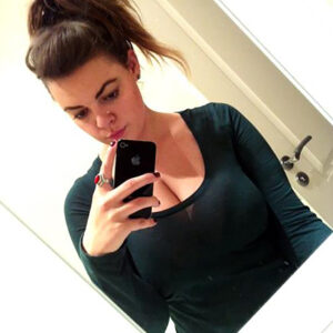 Femme brune avec decollete a Annonay poitrine genereuse visible pose