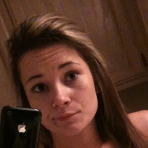 Femme brune topless a Aubagne avec gros seins visibles et