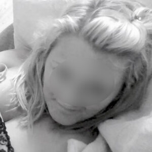 Femme celibataire a Cavaillon avec seins nus proeminents et epaules