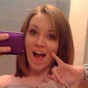 Femme dAmiens au visage souriant et seins fermes bien visibles