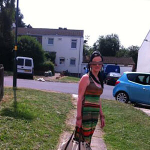 Femme de Cavaillon aux seins proeminents et hanches arrondies en