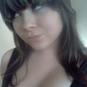 Femme de Montceau les Mines avec poitrine genereuse et decollete noir