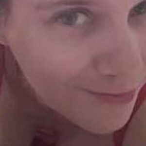 Femme de Thiers seins genereux et peau claire regard timide