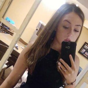 Femme elancee a Tarare poitrine genereuse bras fins et peau