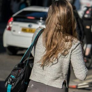 Femme elancee jambes galbees en leggings gris a Thiers peau