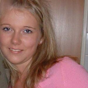 Femme mariee a Vitre poitrine genereuse sous pull moulant