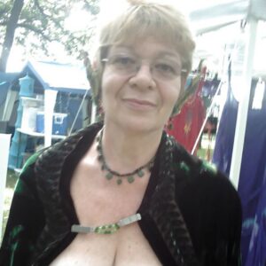 Femme mure aux formes genereuses Tarbes poitrine proeminente sous un