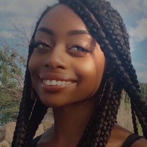 Femme noire souriante Amiens poitrine genereuse et sexy mise en