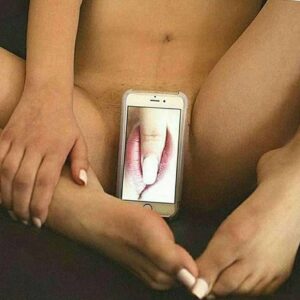 Femme nue mince seins volumineux vagin poilu pour plan cul