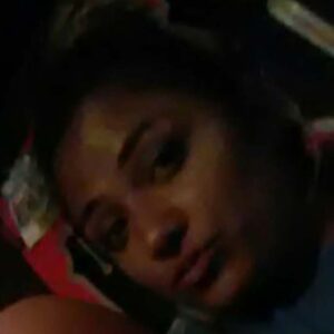 Femme poitrine genereuse Bressuire torse nu regard intense