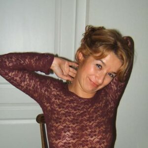 Femme rousse a Nogent le Rotrou montrant ses gros seins nus sous