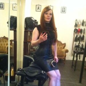 Femme rousse a Saint Omer avec poitrine genereuse et courbes marquees