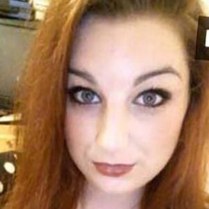 Femme roux aux yeux bleus et poitrine genereuse a Vierzon