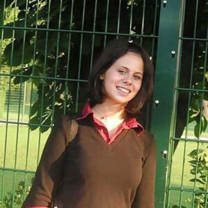 Femme souriante a Saint Omer poitrine genereuse visible silhouette fine et