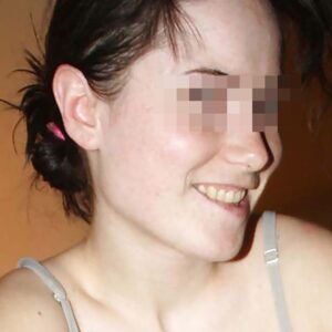 Femme souriante a poitrine genereuse proche Montceau les Mines epaule devoilee en