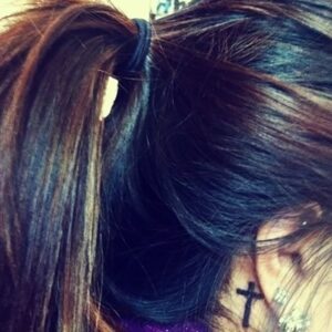 Femme tatouee sexy a Tarbes peau lisse et cheveux bruns