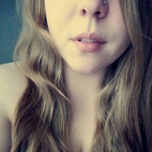 Femme trans a Douai aux seins volumineux et levres entrouvertes