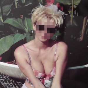 Femme trans blonde a Privas assise en baignoire poitrine visible