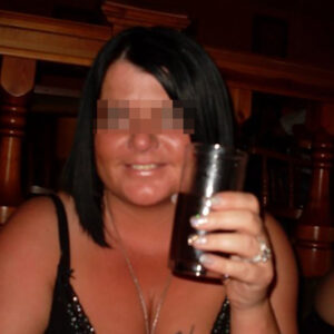 Fille mature a Sarreguemines aux seins nus et gros nichons