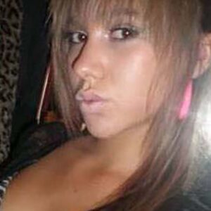 Jeune femme a Montceau les Mines avec poitrine genereuse et regard intense