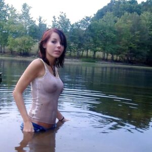 LouBresse 22 ans seins lourds sous debardeur mouille a Bourg en Bresse