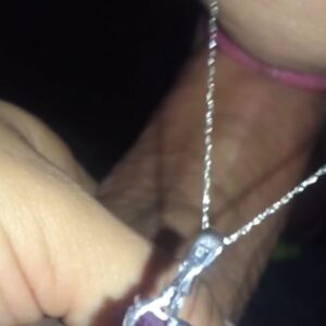 Mains fines tenant un pendentif violet a Bernay peau claire