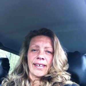 Plan Q a Douai femme blonde poitrine genereuse et levres